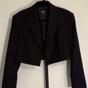 LIKE NEW Zara Cropped Blazer Black Size Small
